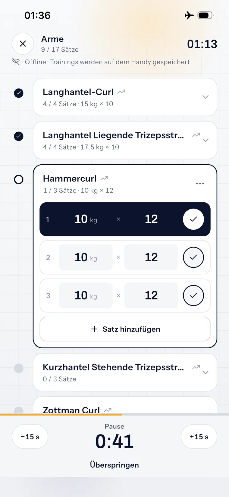 Ein laufendes Beintraining, als offline gekennzeichnet, mit dem Pausen-Timer bei 1:15.