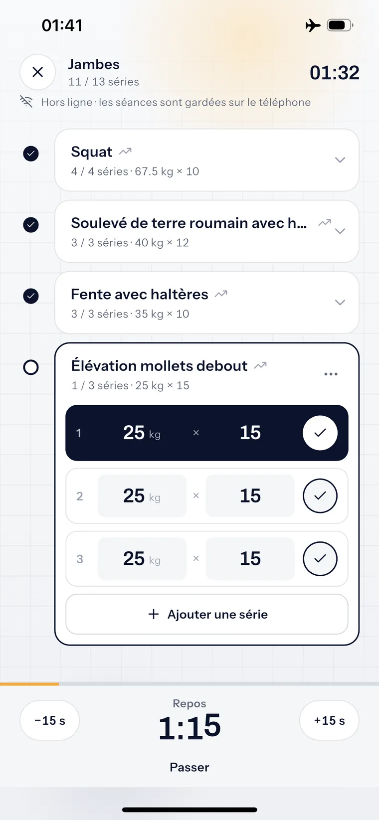 Une séance jambes en cours, marquée hors ligne, avec le chrono de repos à 1:15.